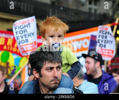 Bildnummer: 54008232  Datum: 01.05.2010  Copyright: imago/Xinhua (100502) -- LONDON, May 2, 2010 (Xinhua) -- A little boy rides on his father s shoulders during the May Day march towards the Trafalgar Square in central London, capital of the Great Britain, May 1, 2010. Thousands of trade unionists, workers, pensioners, students and many others held the annual May Day rally here on Saturday appealing for social and economic justice. (Xinhua/Zeng Yi)(xm) (3)BRITAIN-LONDON-MAY DAY-MARCH PUBLICATIONxNOTxINxCHN Politik Gesellschaft Demo 1. Mai Maidemo premiumd xint kbdig xng 2010 quer o0 Vater Mann Stock Photo