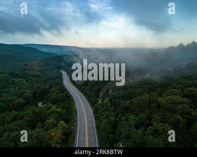 Ein Blick aus der Vogelperspektive auf den Storm King Mountain im Bundesstaat New York bei nebelndem Wetter Stockfoto
