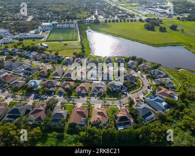 Ein Blick aus der Vogelperspektive auf ein Viertel von New Port Richey, Florida, umgeben von Grün Stockfoto