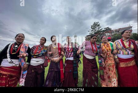 Kathmandu, Bagmati, Nepal. August 2023. Frauen aus dem fernen Westen Nepals tanzen bei der Feier des Gaura Festivals in Kathmandu, Nepal am 24. August 2023. Das Gaura Festival wird hauptsächlich von Frauen aus dem westlichen Teil Nepals gefeiert, wo Göttin Gauri für ein langes und gesundes Leben ihrer Ehemänner verehrt wird (Credit Image: © Sunil Sharma/ZUMA Press Wire) NUR REDAKTIONELLE VERWENDUNG! Nicht für kommerzielle ZWECKE! Stockfoto