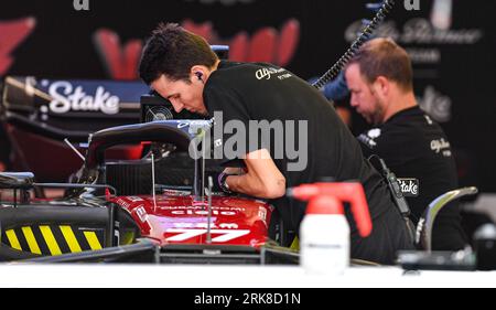 August 2023; Circuit Zandvoort, Zandvoort, Nordholland, Niederlande; Formel 1 Heineken großer Preis von Holland 2023; Ankunfts- und Inspektionstag; ein Mechaniker des Alfa Romeo F1 Teams verbindet das Lenkrad Stockfoto