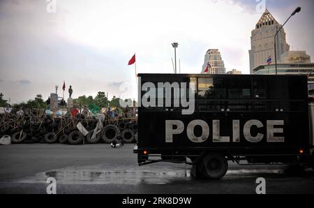 Bildnummer: 54014610  Datum: 03.05.2010  Copyright: imago/Xinhua (100503) -- BANGKOK, May 3, 2010 (Xinhua) -- A police vehicle passes by barricade blocked by Thai anti-government red-shirts protesters in Bangkok, Thailand, May 3, 2010. Thailand s Prime Minister Abhisit Vejjajiva said on Monday that he was working on a reconciliation roadmap to end the country s political crisis. (Xinhua/Lui Siu Wai) (hdt) (1)THAILAND-PM-POLITICAL CRISIS PUBLICATIONxNOTxINxCHN Politik Proteste kbdig xmk 2010 quer Highlight premiumd xint  o0 Regierungsgegner, Barrikade, Rothemden, Rot Hemden, Sicherheit, Polizei Stock Photo