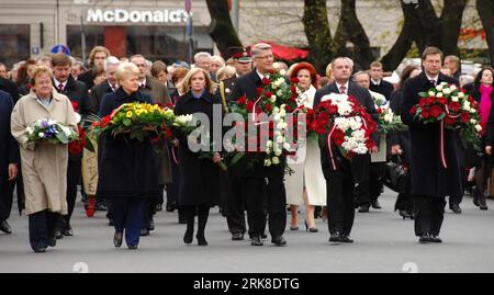 Bildnummer: 54022755 Datum: 04.05.2010 Copyright: imago/Xinhua (100504) -- RIGA, 4. Mai 2010 (Xinhua) -- lettische Führer und ausländische Vertreter präsentieren Blumen auf dem lettischen Freiheitsturm während eines Treffens zum 20. Jahrestag der Wiedererlangung der Unabhängigkeit in Riga, der Hauptstadt Lettlands, am 4. Mai 2010. (Xinhua/Yang Dehong)(dyw) LETTLAND-RIGA-INDEPENDENCE PUBLICATIONxNOTxINxCHN Politik People Unabhängigkeitstag kbdig xng 2010 quer Bildnummer 54022755 Datum 04 05 2010 Copyright Imago XINHUA Riga 4. Mai 2010 XINHUA lettische Führer und ausländische Vertreter präsentieren Blumen AUF der lettischen FR Stockfoto