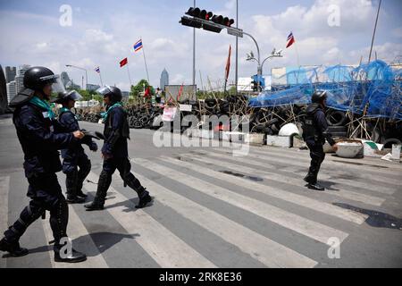 Bildnummer: 54024118  Datum: 05.05.2010  Copyright: imago/Xinhua  Thai policemen stand in front of the roadblock set by anti-government red-shirt protestors in Bangkok, capital of Thailand, May 5, 2010. The Thai anti-government United Front for Democracy Against Dictatorship (UDD) does not reject a reconciliation plan put forward by Prime Minister Abhisit Vejjajiva a day ago, core leader Veera Musigapong said on Tuesday. (Xinhua/Lui Siu Wai) (wh) THAILAND-BANGKOK-POLITICS-RECONCILIATION PLAN PUBLICATIONxNOTxINxCHN Politik Thailand Protest Demonstration kbdig xcb 2010 quer o0 Polizei Polizisten Stock Photo