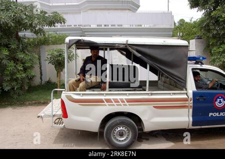 Bildnummer: 54026059 Datum: 05.05.2010 Copyright: imago/Xinhua Ein Polizeiparkplatz in der Nähe der Residenz des pakistanisch-amerikanischen Faisal Shahzad in Peshawar, Pakistan, 5. Mai 2010. Nach der Verhaftung eines US-Bürgers pakistanischer Herkunft in New York gingen pakistanische Strafverfolgungsbehörden am Dienstag in Aktion und schlugen mehrere Verdächtige ein, berichteten lokale Zeitungen am Mittwoch. (Xinhua/Saeed Ahmad) (jl) (3)PAKISTAN-U.S.-TIMES SQUARE-SUSPECTS-ARREST PUBLICATIONxNOTxINxCHN Gesellschaft versuchter Bombenanschlag Terroranschlag Bombe Times Square Täter Verdächtiger Attentäter kbdig xub 2010 Stockfoto