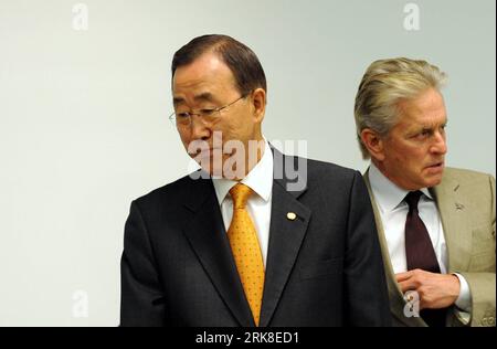 Bildnummer: 54027857  Datum: 05.05.2010  Copyright: imago/Xinhua  U.S. actor Michael Douglas (R), a United Nations Messenger of Peace, arrives with UN Secretary-General Ban Ki-moon (L) for a press conference related to the screening of a new documentary Countdown to Zero , at the UN headquarters in New York, the United States, May 5, 2010. The film, which will be released in July, explores the escalating global nuclear arms situation. (Xinhua/Shen Hong) (gxr) (2)U.S.-NEW YOKR-UN-BAN KI-MOON-MICHAEL DOUGLAS-FILM PUBLICATIONxNOTxINxCHN People Politik kbdig xcb 2010 quer premiumd xint    Bildnumm Stock Photo