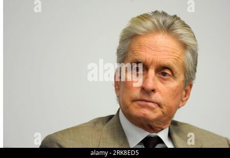 Bildnummer: 54027855  Datum: 05.05.2010  Copyright: imago/Xinhua  U.S. actor Michael Douglas, a United Nations Messenger of Peace, attends a press conference related to the screening of a new documentary Countdown to Zero , at the UN headquarters in New York, the United States, May 5, 2010. The film, which will be released in July, explores the escalating global nuclear arms situation. (Xinhua/Shen Hong) (gxr) (4)U.S.-NEW YOKR-UN-BAN KI-MOON-MICHAEL DOUGLAS-FILM PUBLICATIONxNOTxINxCHN People Film Porträt kbdig xcb 2010 quer    Bildnummer 54027855 Date 05 05 2010 Copyright Imago XINHUA U S Acto Stock Photo