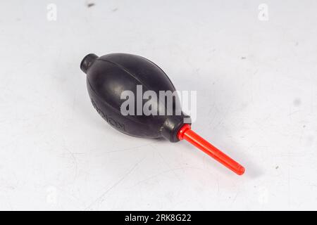 Ein manuelles Handluftgebläse isoliert auf weißem Hintergrund. Dieses Gebläse wird im Allgemeinen verwendet, um Staub von DSLR- oder spiegellosen Kameras und Objektiven zu entfernen. Stockfoto