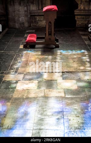 Knier- und Buntglasreflexe auf dem Boden in einer Kirche in Brüssel, Belgien Stockfoto