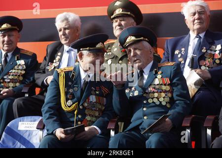 Bildnummer: 54035858 Datum: 09.05.2010 Copyright: imago/Xinhua (100509) -- MOSKAU, 9. Mai 2010 (Xinhua) -- Veteranen beobachten eine Militärparade anlässlich des 65. Jahrestages des Sieges über Nazi-Deutschland im Großen Vaterländischen Krieg in Moskau, der Hauptstadt Russlands, am 9. Mai 2010. (zcq) RUSSLAND-MOSKAU-SIEGESPARADE PUBLICATIONxNOTxINxCHN Gesellschaft Kriegsende Gedenken WELTPARADE Militärpremiumd xint kbdig xsp 2010 quer o0 Veteranen Bildnummer 54035858 Datum 09 05 2010 Copyright Imago XINHUA Moskau 9. Mai 2010 XINHUA Veteranen Sehen Sie sich eine Militärparade an the 65th Anniver an Stockfoto