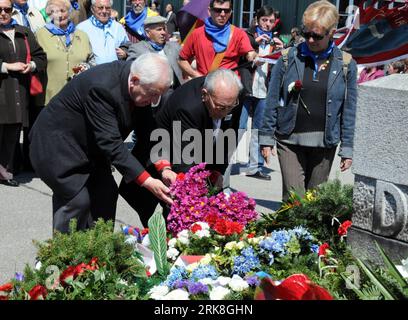Bildnummer: 54037178 Datum: 09.05.2010 Copyright: imago/Xinhua (100509) -- WIEN, 9. Mai 2010 (Xinhua) -- zwei polnische Überlebende aus dem KZ Mauthausen schenken den Opfern anlässlich einer Gedenkfeier zum 65. Jahrestag der Befreiung des ehemaligen NS-Vernichtungslagers Mauthausen am 9. Mai 2010 an seinem Standort in Österreich Blumen. (Xinhua/Liu Gang) (gxr) (3)AUSTRIA-MANTHAUSEN KZ-65 Jahre PUBLICATIONxNOTxINxCHN Gesellschaft Jahrestag Jubiläum Kriegsende Zweiter 2 Weltkrieg Gedenken Trauer kbdig xdp Premiere xint 2010 quer o0 KZ Konzentrationslager Bildnummer Stockfoto