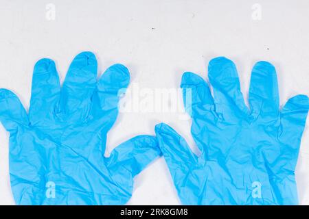 Blaue Handschuhe für den Gesundheitsschutz isoliert auf weißem Hintergrund. Medizinische Nitrilhandschuhe. Herstellung von Gummihandschuhen, Latexhandschuhen. Schutzhandschuhe Stockfoto