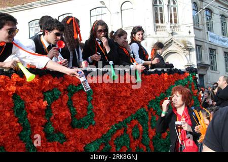 Bildnummer: 54038528  Datum: 09.05.2010  Copyright: imago/Xinhua (100510) -- LISBON, May. 10, 2010 (Xinhua) -- Students stand on a float during the parade celebrating the Students Day in Coimbra, cetral Portugal, May 9, 2010. The parade in Coimbra University is one of the biggest and most famous events of the annual Student Day which is celebrated in the first ten days of May. In accordance with tradition, all the students are dressed in black and the graduates wear hats in various colors during the celebration of Coimbra University. (Xinhua/Tong Bingqiang) (lyi) (2)PORTUGAL-COIMBRA-STUDENTS D Stock Photo