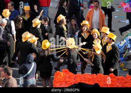 Bildnummer: 54038529  Datum: 09.05.2010  Copyright: imago/Xinhua (100510) -- LISBON, May. 10, 2010 (Xinhua) -- Students dance during the parade celebrating the Students Day in Coimbra, cetral Portugal, May 9, 2010. The parade in Coimbra University is one of the biggest and most famous events of the annual Student Day which is celebrated in the first ten days of May. In accordance with tradition, all the students are dressed in black and the graduates wear hats in various colors during the celebration of Coimbra University. (Xinhua/Tong Bingqiang) (lyi) (1)PORTUGAL-COIMBRA-STUDENTS DAY PUBLICAT Stock Photo