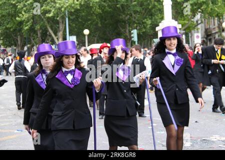 Bildnummer: 54038530 Datum: 09.05.2010 Copyright: imago/Xinhua (100510) -- LISSABON, Mai. 10, 2010 (Xinhua) -- Studenten gehen während der Parade zum Schülertag in Coimbra, Cetral Portugal, 9. Mai 2010. Die Parade in der Coimbra University ist eine der größten und berühmtesten Veranstaltungen des jährlichen Schülertages, der in den ersten zehn Tagen des Mai gefeiert wird. In Übereinstimmung mit der Tradition sind alle Studenten in Schwarz gekleidet und die Absolventen tragen während der Feier der Coimbra Universität Hüte in verschiedenen Farben. (Xinhua/Tong Bingqiang) (lyi) (3)PORTUGAL-COIMBRA-STUDENTS DAY PUBLICATIO Stockfoto