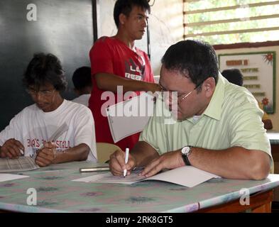 Bildnummer: 54038811  Datum: 10.05.2010  Copyright: imago/Xinhua (100510) -- MANILA, May 10, 2010 (Xinhua) -- Philippines Admnistration candidate Gilbert Gibo Teodoro (R) fills his ballot in Tarlac, the Philippines, May 10, 2010. The Philippine general election voting for the president, parliament and local leaders began at 36,679 polling stations all over the country at 7 a.m. Monday. More than 50 million Filipinos have been registered as voters this year, of whom, 85 percent said they would vote, according to the Election Commission (Comelec). (Xinhua/Jon) (lyx) (21)PHILIPPINES-GENERAL ELECT Stock Photo