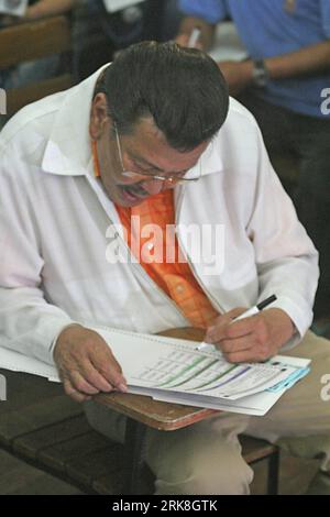 Bildnummer: 54038813  Datum: 10.05.2010  Copyright: imago/Xinhua (100510) -- MANILA, May 10, 2010 (Xinhua) -- Presidential candidate, deposed Philippine President Joseph Ejercito Estrada fills his ballot at the Peroc Cruz Elementary School precinct in San Juan City, the Philippines, May 10, 2010. The Philippine general election voting for the president, parliament and local leaders began at 36,679 polling stations all over the country at 7 a.m. Monday. More than 50 million Filipinos have been registered as voters this year, of whom, 85 percent said they would vote, according to the Election Co Stock Photo