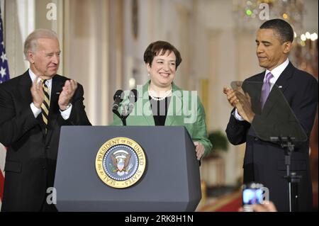 Bildnummer: 54039033  Datum: 10.05.2010  Copyright: imago/Xinhua  U.S. President Barack Obama (R) is joined by Vice President Joe Biden (L) while introducing Solicitor General Elena Kagan as his choice to be the nation s 112th Supreme Court justice during an event in the East Room of the White House in Washington D.C., the United States, May 10, 2010. U.S. President Barack Obama announced Monday that he has picked Solicitor General Elena Kagan as nominee to replace retiring Justice 2010 - . (Xinhua/Zhang Jun) (lyx) (4)U.S.-OBAMA-SUPREME COURT-JUSTICE-NOMINEE PUBLICATIONxNOTxINxCHN People Staat Stockfoto