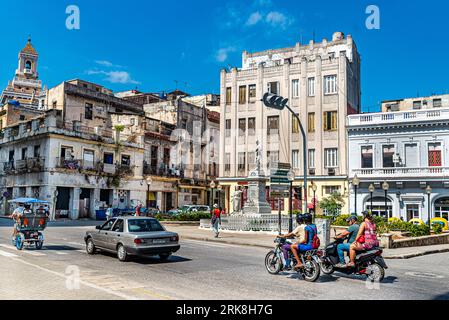 Kuba Havanna. Touristen in den Straßen der Altstadt von Havanna. Restaurants, Cafés... Auf diesen Plätzen florieren Handel, Straßenmusiker und Touristen. Stockfoto