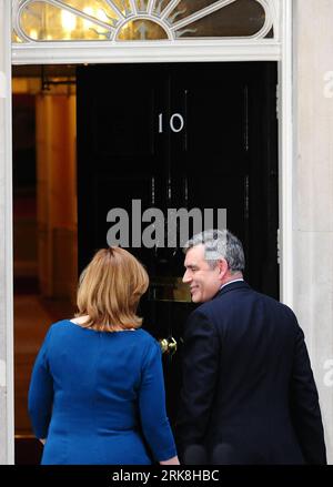 Bildnummer: 54041125 Datum: 11.05.2010 Copyright: imago/Xinhua (100511) -- LONDON, 11. Mai 2010 (Xinhua) -- Gordon Brown (R), begleitet von seiner Frau Sarah, geht in seine offizielle Residenz der 10 Downing Street in London, 11. Mai 2010. Brown kündigte seinen Rücktritt als britischer Premierminister am Dienstag an. (Xinhua/Zeng Yi) (zw) (3)BRITAIN-LONDON-BROWN-RESIGNATION PUBLICATIONxNOTxINxCHN People Politik kbdig xdp 2010 Hochpremiumd xint o0 Frau, Familie, Abgang, Rücktritt, Rückansicht Bildnummer 54041125 Datum 11 05 2010 Copyright Imago XINHUA London 11 Mai 2010 XINHUA Gordon Brown Begleitung Stockfoto