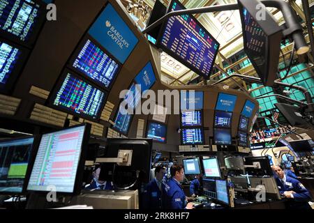 Bildnummer: 54041153  Datum: 11.05.2010  Copyright: imago/Xinhua (100511) -- NEW YORK, May 11, 2010 (Xinhua) -- Traders work at New York Stock Exchange in New York, the United States, May 11, 2010. U.S. Securities and Exchange Commission (SEC) Chairwoman Mary Schapiro said Tuesday that last week s stock market plunge was unacceptable, and the regulators were searching for the cause. (Xinhua/Shen Hong) (zw) (4)U.S.-NEW YORK-STOCKS-SEC-INVESTIGATION PUBLICATIONxNOTxINxCHN Wirtschaft Börse Gesellschaft Arbeitswelten New York kbdig xdp premiumd xint 2010 quer  o0 Händler, Börsenhändler    Bildnumm Stock Photo