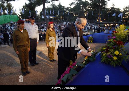 Bildnummer: 54043952  Datum: 12.05.2010  Copyright: imago/Xinhua (100512) -- JERUSALEM, May 12, 2010 (Xinhua) -- Israeli Prime Minister Benjamin Netanyahu lays a wreath during a ceremony marking Jerusalem Day, which celebrates the conquest of East Jerusalem during the 1967 Mideast War, at Ammunition Hill in Jerusalem, May 12, 2010. Israel occupied East Jerusalem in the 1967 Mideast War and declared the whole city as its eternal and undivided capital in 1980 in a move not recognized by the international community, while the Palestinians want East Jerusalem as the capital of their future state. Stock Photo