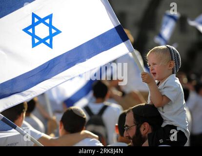 Bildnummer: 54044004  Datum: 12.05.2010  Copyright: imago/Xinhua (100512) -- JERUSALEM, May 12, 2010 (Xinhua) -- An Israeli boy waves an Israeli flag during a march celebrating the Jerusalem Day in Jerusalem, May 12, 2010. Israel occupied East Jerusalem in the 1967 Mideast War and declared the whole city as its eternal and undivided capital in 1980 in a move not recognized by the international community, while the Palestinians want East Jerusalem as the capital of their future state. (Xinhua/Yin Bogu) (gxr) (3)JERUSALEM-JERUSALEM DAY-CELEBRATION PUBLICATIONxNOTxINxCHN Reise Gesellschaft Politi Stock Photo