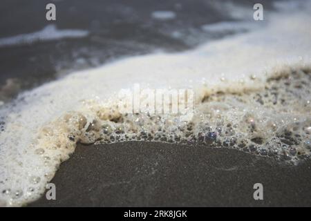 Bildnummer: 54046262 Datum: 13.05.2010 Copyright: imago/Xinhua (100514)-- NEW ORLEANS, 14. Mai 2010 (Xinhua) -- Meerwasserblasen werden an einem Strand in Grand Isle, Louisiana, USA, gesehen, 13. Mai 2010. Das Meeresgebiet vor Grand Isle ist aufgrund der Ölverschmutzung durch die BP Deepwater Horizon-Plattform im Golf von Mexiko, die sich im Golf ausbreitet, mit einer potenziellen Ölverschmutzung konfrontiert. (Xinhua/Zhu Wei) (lyi) (2)U.S.-GULF OF MEXICO-OIL SPILL-GRAND ISLE PUBLICATIONxNOTxINxCHN Natur Strand kbdig xsk 2010 quer o0 Golf von, Meer, Küste, Schaum o00 Umweltverschmutzung Bildnummer 54046262 Datum 13 Stockfoto