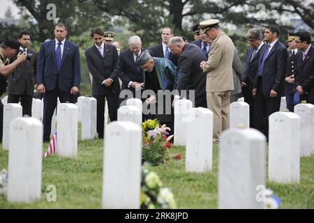 Bildnummer: 54046285 Datum: 13.05.2010 Copyright: imago/Xinhua (100513) -- WASHINGTON, 13. Mai 2010 (Xinhua) -- der afghanische Präsident Hamid Karzai (C) besucht am 13. Mai 2010 mit Robert Gates (Center L) die Gräber von US-Soldaten, die in Afghanistan ihr Leben verloren, auf dem Arlington National Cemetery außerhalb von Washington D.C., der Hauptstadt der Vereinigten Staaten. (Xinhua/Zhang Jun) (gxr) (6)US-WASHINGTON-AFGHAN PRESIDENT-ARLINGTON PUBLICATIONxNOTxINxCHN People Politik Friedhof Premiere xint kbdig xsk 2010 quer o0 mit Robert Gates o00 Nationalfriedhof Bildnummer 54046285 Datum 13 05 2010 Copyright Imago XIN Stockfoto