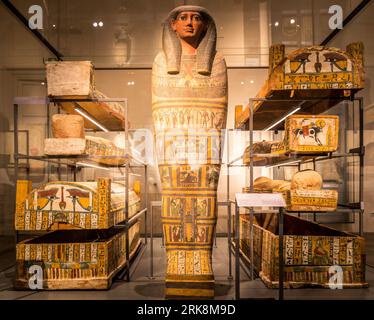 Turin, Italien - Juni 2022: Ägyptisches Museum, Mumienraum der drei Systers, 772 - 664 v. Chr. Ägyptische Archäologie, Sarchophagus. Stockfoto