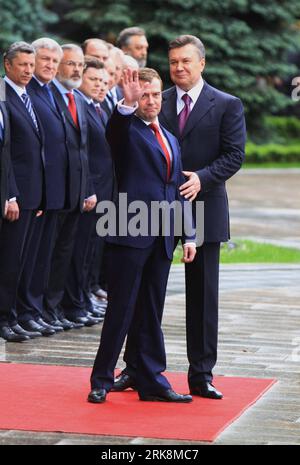 Bildnummer: 54055987 Datum: 17.05.2010 Copyright: imago/Xinhua (100517) -- KIEW, 17. Mai 2010 (Xinhua) -- der russische Präsident Dmitri Medwedew (L) und sein ukrainischer Amtskollege Viktor Janukowitsch nehmen am 17. Mai 2010 an einer Begrüßungszeremonie in Kiew, der Hauptstadt der Ukraine, Teil. Medwedew kam am Montag in Kiew an. (Xinhua/Song zongli) (zcq) (5)UKRAINE-RUSSLAND-DIPLOMATIE PUBLICATIONxNOTxINxCHN People Politik kbdig xcb 2010 Hochpremiumd xint Bildnummer 54055987 Datum 17 05 2010 Copyright Imago XINHUA Kiew 17. Mai 2010 XINHUA russischer Präsident Dmitri Medwedew l und sein ukrainischer Teil Viktor Januk Stockfoto