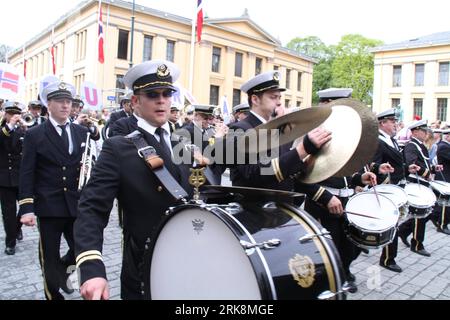 Bildnummer: 54056124 Datum: 17.05.2010 Copyright: imago/Xinhua (100518) -- OSLO, 18. Mai 2010 (Xinhua) -- Mitglieder einer Musikband gehen während des Nationalfeiertags in Oslo, der Hauptstadt Norwegens, am 17. Mai 2010 eine Straße entlang. (Xinhua/Li Guorong) (zhs) (1)NORWEGEN-OSLO-NATIONALFEIERTAG PUBLICATIONxNOTxINxCHN Gesellschaft Nationalfeiertag Norwegen kbdig xcb 2010 quer o0 Kapelle, Trommler o00 Musik Bildnummer 54056124 Datum 17 05 2010 Copyright Imago XINHUA Oslo 18. Mai 2010 XINHUA Mitglieder einer musikalischen Krawatte spazieren eine Straße entlang während der Feierlichkeiten zum Nationalfeiertag in der norwegischen Hauptstadt Oslo am 17. Mai 2 Stockfoto