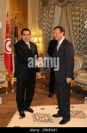 100518 -- TUNIS, 18. Mai 2010 Xinhua -- der tunesische Präsident Zine al-Abidine Ben Ali L gibt dem chinesischen Außenminister Yang Jiechi im Präsidentenbüro in Tunis, Hauptstadt Tunesiens, 18. Mai 2010 die Hand.Xinhua/Kang Xinwen lyi 1TUNISIA-PRESIDENT-CHINA-FM-MEETING PUBLICATIONxNOTxINxCHN Stockfoto