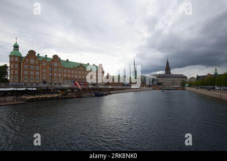 Dänemark, Kopenhagen - 3. Juli 2023: Blick auf die Gebäude des Ministeriums für Hochschulbildung und Wissenschaft, der ehemaligen Börse und Christiansbo Stockfoto