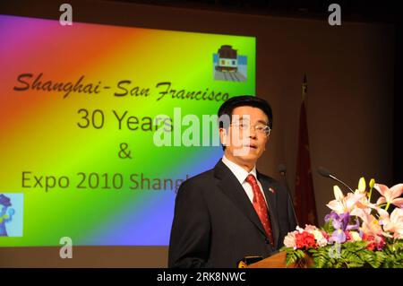 Bildnummer: 54063386  Datum: 19.05.2010  Copyright: imago/Xinhua (100520) -- SAN FRANCISCO, May 20, 2010 (Xinhua) -- Chinese Consul General in San Francisco Gao Zhansheng addresses a reception in San Francisco, the United States, May 19, 2010. The reception marking the 30th anniversary of the establishment of the friendly cities relations between San Francisco and Shanghai was held at the Chinese Consulate General in San Francisco on Wednesday. (Xinhua/Mao Lei) (jl) U.S.-CHINA-SAN FRANCISCO-SHANGHAI-FRIENDLY CITIES-ANNIVERSARY PUBLICATIONxNOTxINxCHN People Politik kbdig xmk 2010 quer     Bildn Stockfoto