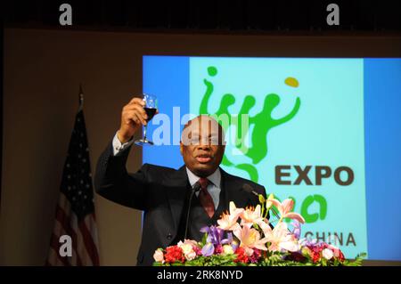 Bildnummer: 54063385 Datum: 19.05.2010 Copyright: imago/Xinhua (100520) -- SAN FRANCISCO, 20. Mai 2010 (Xinhua) -- ehemaliger Bürgermeister von San FRANCISCO Willie Brown toast bei einem Empfang in San Francisco, USA, 19. Mai 2010. Der Empfang anlässlich des 30. Jahrestages der Einrichtung der freundschaftlichen Städtebeziehungen zwischen San Francisco und Shanghai fand am Mittwoch im chinesischen Generalkonsulat in San Francisco statt. (Xinhua/Mao Lei) (jl) USA-CHINA-SAN FRANCISCO-SHANGHAI-FREUNDLICHE STÄDTE-JUBILÄUM PUBLICATIONxNOTxINxCHN People Politik kbdig xmk 2010 quer Bildnummer 54063385 Stockfoto