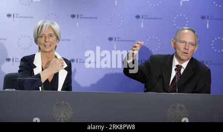 Bildnummer: 54067756  Datum: 21.05.2010  Copyright: imago/Xinhua (100521) -- BRUSSELS, May 21, 2010 (Xinhua) -- French Minister of Economy, Industry and Employment Christine Lagarde (L) and German Minister of Finance Wolfgang Schäuble meet the press at the end of an extraordinary EU economy and finance meeting at the EU Council headquarters in Brussels, capital of Belgium, May 21, 2010. A task force of EU finance ministers and economic experts ended Friday its first meeting here in Brussels, agreeing on four targets on strengthening economic governance of the bloc. (Xinhua/Thierry Monasse) (lx Stock Photo