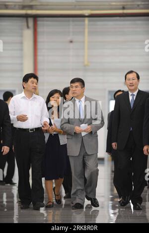 Bildnummer: 54068644  Datum: 22.05.2010  Copyright: imago/Xinhua (100522) -- TIANJIN, May 22, 2010 (Xinhua) -- U.S. Commerce Secretary Gary Locke (C) visits the United Solar Jinneng (Tianjin) Energy Co., Ltd. in Tianjin, north China, May 22, 2010. (Xinhua/LiXMuzi) (zhs) CHINA-TIANJIN-U.S.-GARY LOCKE-VISIT (CN) PUBLICATIONxNOTxINxCHN People Politik kbdig xkg 2010 hoch    Bildnummer 54068644 Date 22 05 2010 Copyright Imago XINHUA  Tianjin May 22 2010 XINHUA U S Commerce Secretary Gary Locke C visits The United Solar Jinneng Tianjin Energy Co Ltd in Tianjin North China May 22 2010 XINHUA LiXMuzi Stock Photo