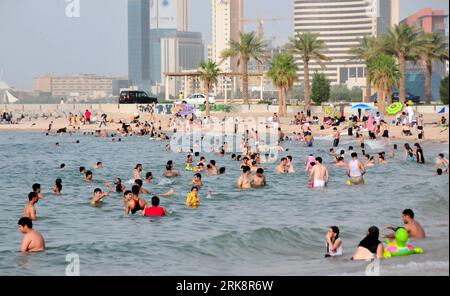 Bildnummer: 54070681  Datum: 21.05.2010  Copyright: imago/Xinhua (100521) -- KUWAIT, May 21, 2010 (Xinhua) -- swim on the Marina beach in Kuwait city, capital of Kuwait, May 21, 2010. Weather has been heating up in Kuwait since mid May, with average day temperature mounting above 40 degrees Celsius. (Xinhua/Du Jian) (gxr) (1)KUWAIT-WEATHER-BEACH-SWIM PUBLICATIONxNOTxINxCHN Reisen kbdig xkg 2010 quer o0 Totale Meer Küste Land Leute    Bildnummer 54070681 Date 21 05 2010 Copyright Imago XINHUA  Kuwait May 21 2010 XINHUA Swim ON The Marina Beach in Kuwait City Capital of Kuwait May 21 2010 Weathe Stock Photo