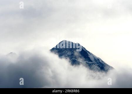 Bildnummer: 54070671  Datum: 19.05.2010  Copyright: imago/Xinhua (100521) -- KATHMANDU, May 21, 2010 (Xinhua) -- The photo taken on May 19, 2010 shows a morning view of the Mount Qomolangma (Mt. Everest) from Syangboche, about 125 kilometers (80 miles) northeast of Katmandu, capital of Nepal. (Xinhua/Bimal Gautam) (gxr) (2)NEPAL-HIMALAYAS-MORNING VIEW PUBLICATIONxNOTxINxCHN Reisen kbdig xkg 2010 quer o0 Gebirge Berg Gipfel Wolke Wolkendecke Natur    Bildnummer 54070671 Date 19 05 2010 Copyright Imago XINHUA  Kathmandu May 21 2010 XINHUA The Photo Taken ON May 19 2010 Shows a Morning View of Th Stock Photo