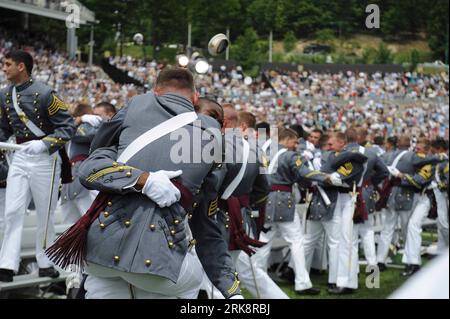 Bildnummer: 54070714  Datum: 22.05.2010  Copyright: imago/Xinhua (100522) -- NEW YORK, May 22, 2010 (Xinhua) -- Cadets congratulate each other at the 2010 Graduation and Commissioning Ceremony of the U.S. Military Academy in West Point, New York State, the United States, May 22, 2010. (Xinhua/Gu Xinrong) (zw) (16)U.S.-WEST POINT-GRADUATION PUBLICATIONxNOTxINxCHN West Point Gesellschaft kbdig xkg 2010 quer premiumd xint o0 Kadett Militärakademie Abschluss Freude o00 Absolventen    Bildnummer 54070714 Date 22 05 2010 Copyright Imago XINHUA  New York May 22 2010 XINHUA Cadets congratulate each Ot Stock Photo