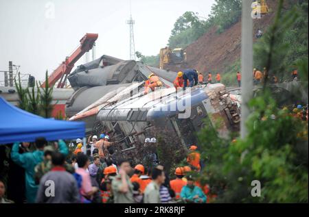 Bildnummer: 54070802  Datum: 23.05.2010  Copyright: imago/Xinhua (100523) -- DONGXIANG, May 23, 2010 (Xinhua) -- Railway workers work at the site where a passenger train derailed in Dongxiang County, east China s Jiangxi Province, on May 23, 2010. The death toll from the train derailment in Jiangxi Sunday has risen to 10, say rescue authorities. Another 55 were injured, two of them seriously. The train derailed after hitting a section of track that had been damaged by a landslide. The Shanghai-Kunming railway line was closed after the accident. More than 2,000 rescuers and four excavators were Stock Photo