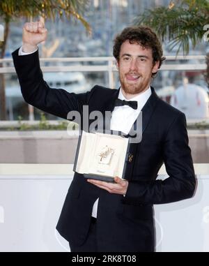 Schauspieler Elio Germano Bester Schauspieler posiert während eines Fotogesprächs, nachdem er den Preis für den besten Schauspieler für seine Rolle im Film Biutiful während der Preisverleihung des 63. Filmfestivals von Cannes in Frankreich am 23. Mai 2010 gewonnen hat. Xinhua/Xiao He yc 10FRANCE-FILM-FESTIVAL-CANNES PUBLICATIONxNOTxINxCHN Stockfoto