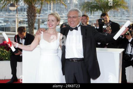 Bildnummer: 54071979  Datum: 23.05.2010  Copyright: imago/Xinhua Frida Kempff (Jury Preis Bester Kurzfilm) (L), winner of the Short Film Jury Prize for the film Bathing Micky , and Serge Avedikian (Goldene Palme Kurzfilm), winner of the Short Film Palme d Or for the film Barking Island during the closing ceremony at the 63rd Cannes Film Festival in France, May 23, 2010. (Xinhua/Xiao He) (yc) (14)FRANCE-FILM-FESTIVAL-CANNES PUBLICATIONxNOTxINxCHN People Kultur Entertainment Film 63. Internationale Filmfestspiele Cannes Preisträger premiumd xint Highlight kbdig xsk 2010 quer o00 Chienne d Histoi Stock Photo