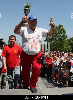 Bildnummer: 54076842 Datum: 25.05.2010 Copyright: imago/Xinhua (100525) -- BELGRAD, 25. Mai 2010 (Xinhua) -- Miodrag Stojanovic aus der serbischen Stadt NIS bringt den Stab zum Grab von Tito, wo Tausende am 25. Mai 2010 anlässlich des 118. Geburtstages des ehemaligen jugoslawischen Präsidenten Josip Broz Tito in Tito's Grab in Belgrad ihre Ehre erweisen. (Xinhua/Nenad Petrovic) (Serbia Out) (zw) (1)SERBIEN-BELGRAD-TITO-BIRTHDAY PUBLICATIONxNOTxINxCHN Politik People Jugoslawien Geburstsag Gedenken Premiumd xint kbdig xub 2010 hoch Bildnummer 54076842 Datum 25 05 2010 Copyright Imago XINHUA Belgrad Mai Stockfoto