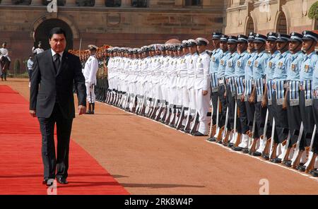 Bildnummer: 54076245  Datum: 25.05.2010  Copyright: imago/Xinhua (100525) -- NEW DELHI, May 25, 2010 (Xinhua) -- Gurbanguly Berdimuhamedov (L), president of Turkmenistan, inspects the guard of honor during his visit to India at the Rashtrapati Bhavan presidential palace in New Delhi, capital of India, May 25, 2010. (Xinhua/Partha Sarkar)(zx) (2)INDIA-TURKMENISTAN-PRESIDENT-VISIT PUBLICATIONxNOTxINxCHN People Politik kbdig xsk 2010 quer premiumd xint     Bildnummer 54076245 Date 25 05 2010 Copyright Imago XINHUA  New Delhi May 25 2010 XINHUA Gurbanguly Berdimuhamedov l President of Turkmenistan Stock Photo