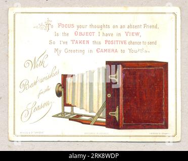 Chromolithographierte Grußkarte der Box-Kamera mit geschlossenem Rücken um 1900. Siehe Bild 2RFXX59 für Kamera mit geöffneter Rückseite. Stockfoto
