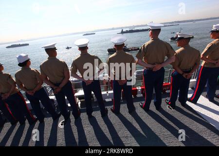 Bildnummer: 54079822 Datum: 26.05.2010 Copyright: imago/Xinhua (100526) -- NEW YORK, 26. Mai 2010 (Xinhua) -- das Personal der US Navy und des Marine Corps steht an den Schienen der USS Iwo Jima, als das amphibische Angriffsschiff zur Flottenwoche in New York, den 26. Mai 2010, in den New Yorker Hafen einfährt. Die 23. Jährliche New York Fleet Week startete am Mittwochmorgen auf dem Hudson River. (Xinhua/Liu Xin) (20)US-NEW YORK-FLOTTENWOCHE PUBLICATIONxNOTxINxCHN Gesellschaft Militär Marine Flottenwoche Flotte Marine kbdig xsk 2010 quer Bildnummer 54079822 Datum 26 05 2010 Copyright Imago XINHUA N Stockfoto