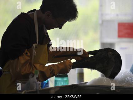 Bildnummer: 54079868  Datum: 25.05.2010  Copyright: imago/Xinhua (100527) -- NEW ORLEANS, May 27, 2010 (Xinhua) -- A bird rescue expert cleans a nearly three-year-old brown pelican in the Mexico Gulf wildlife rehabilitation center at Fort Jackson, south Louisiana, the United States, May 25, 2010. BP started a so-called top kill operation Wednesday afternoon in an attempt to plug a undersea gusher in the Gulf of Mexico. (Xinhua/Zhang Jun) (zhs) (3)U.S.-NEW ORLEANS-OIL-PELICAN PUBLICATIONxNOTxINxCHN Gesellschaft Umweltkatastrophe Ölpest Öl Golf von Mexiko USA Tiere säubern rettung Tierrettung Fo Stock Photo