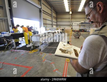 Bildnummer: 54079864  Datum: 25.05.2010  Copyright: imago/Xinhua (100527) -- NEW ORLEANS, May 27, 2010 (Xinhua) -- An artist draw the picture when bird rescue experts clean a nearly three-year-old brown pelican in the Mexico Gulf wildlife rehabilitation center at Fort Jackson, south Louisiana, the United States, May 25, 2010. BP started a so-called top kill operation Wednesday afternoon in an attempt to plug a undersea gusher in the Gulf of Mexico. (Xinhua/Zhang Jun) (zhs) (1)U.S.-NEW ORLEANS-OIL-PELICAN PUBLICATIONxNOTxINxCHN Gesellschaft Umweltkatastrophe Ölpest Öl Golf von Mexiko USA Tiere Stock Photo